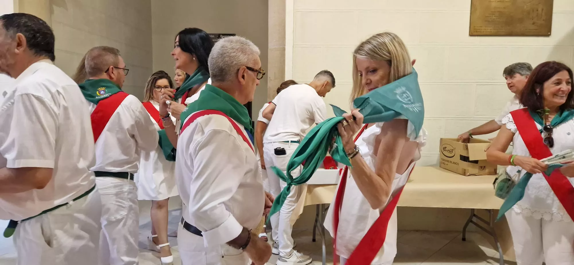 Acto del solemne izado de las banderas en el Ayuntamiento