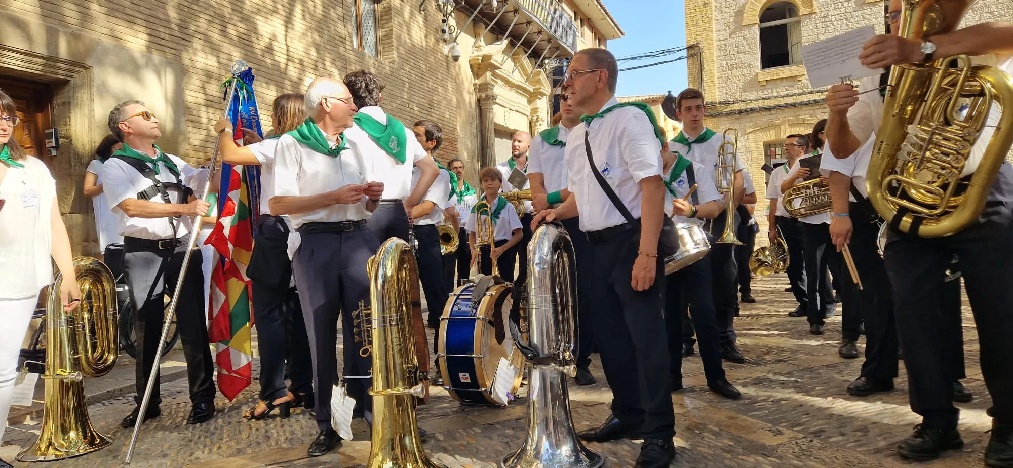 Acto del solemne izado de las banderas en el Ayuntamiento