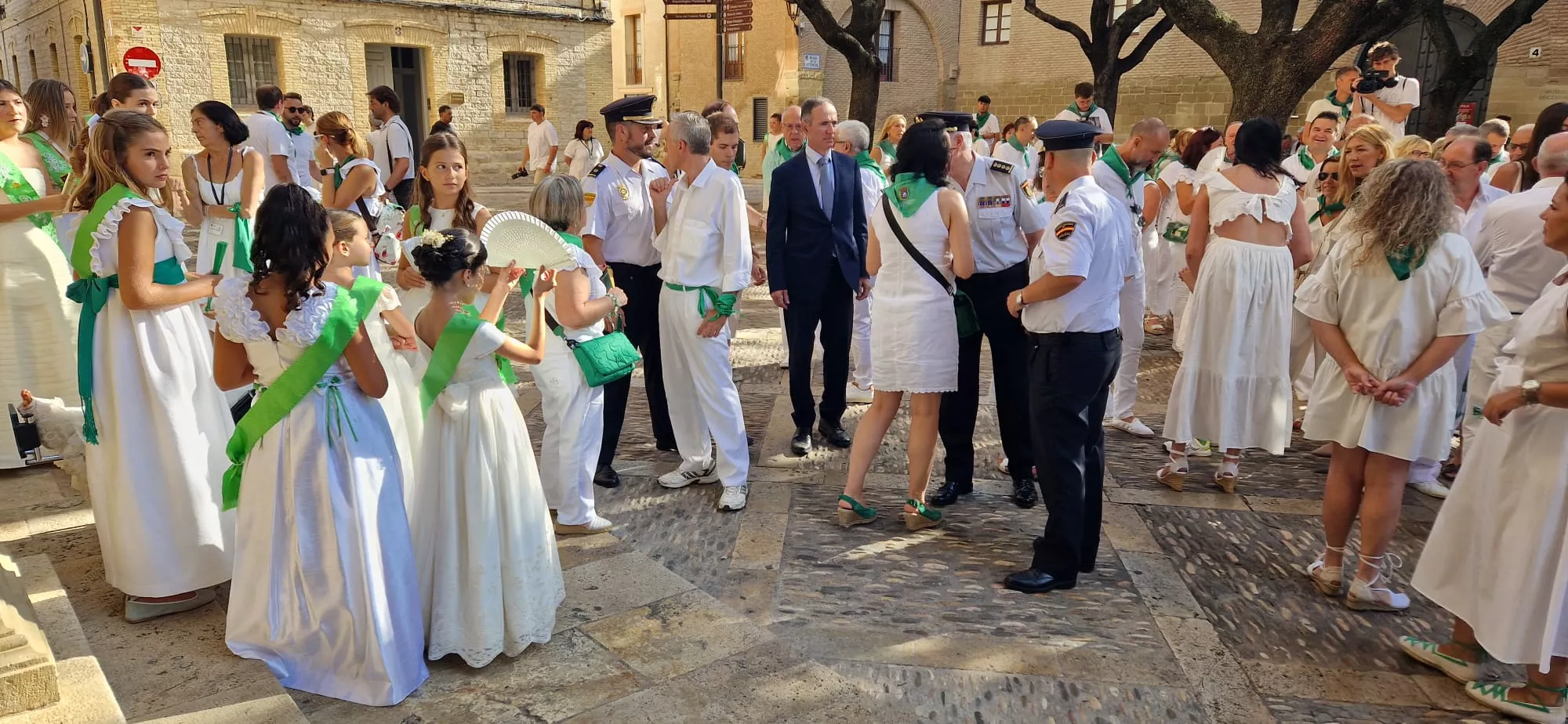 Acto del solemne izado de las banderas en el Ayuntamiento