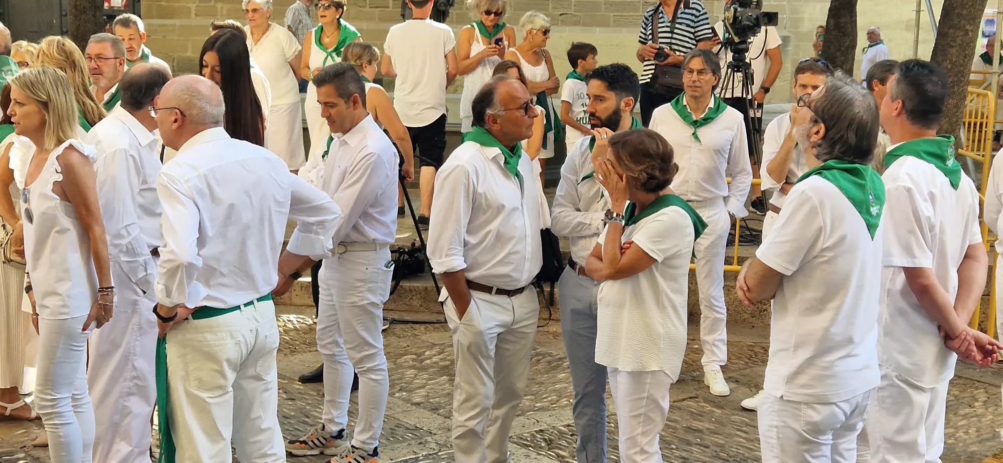 Acto del solemne izado de las banderas en el Ayuntamiento