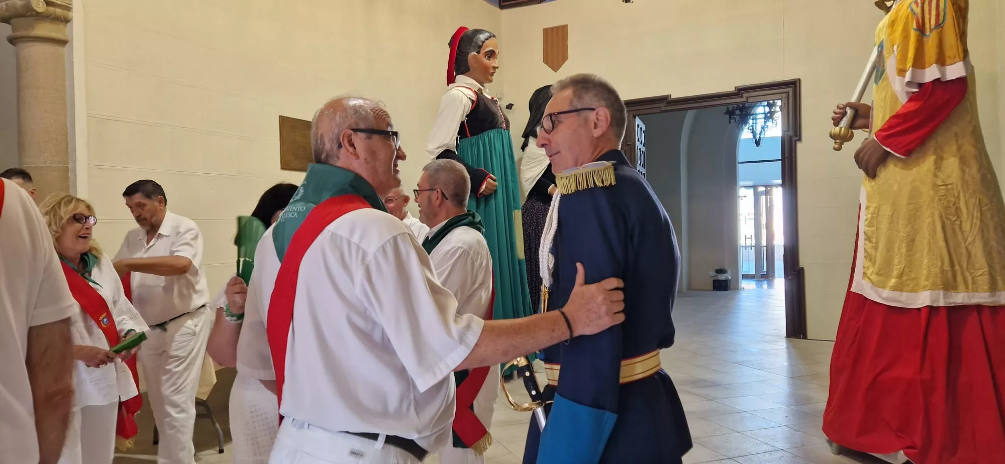 Acto del solemne izado de las banderas en el Ayuntamiento