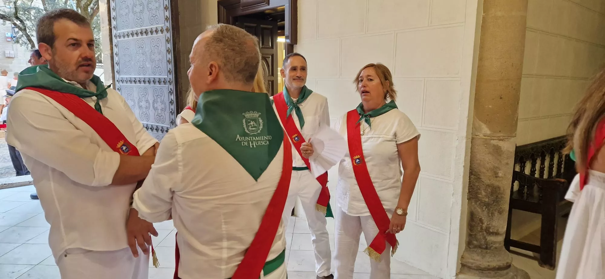 Acto del solemne izado de las banderas en el Ayuntamiento