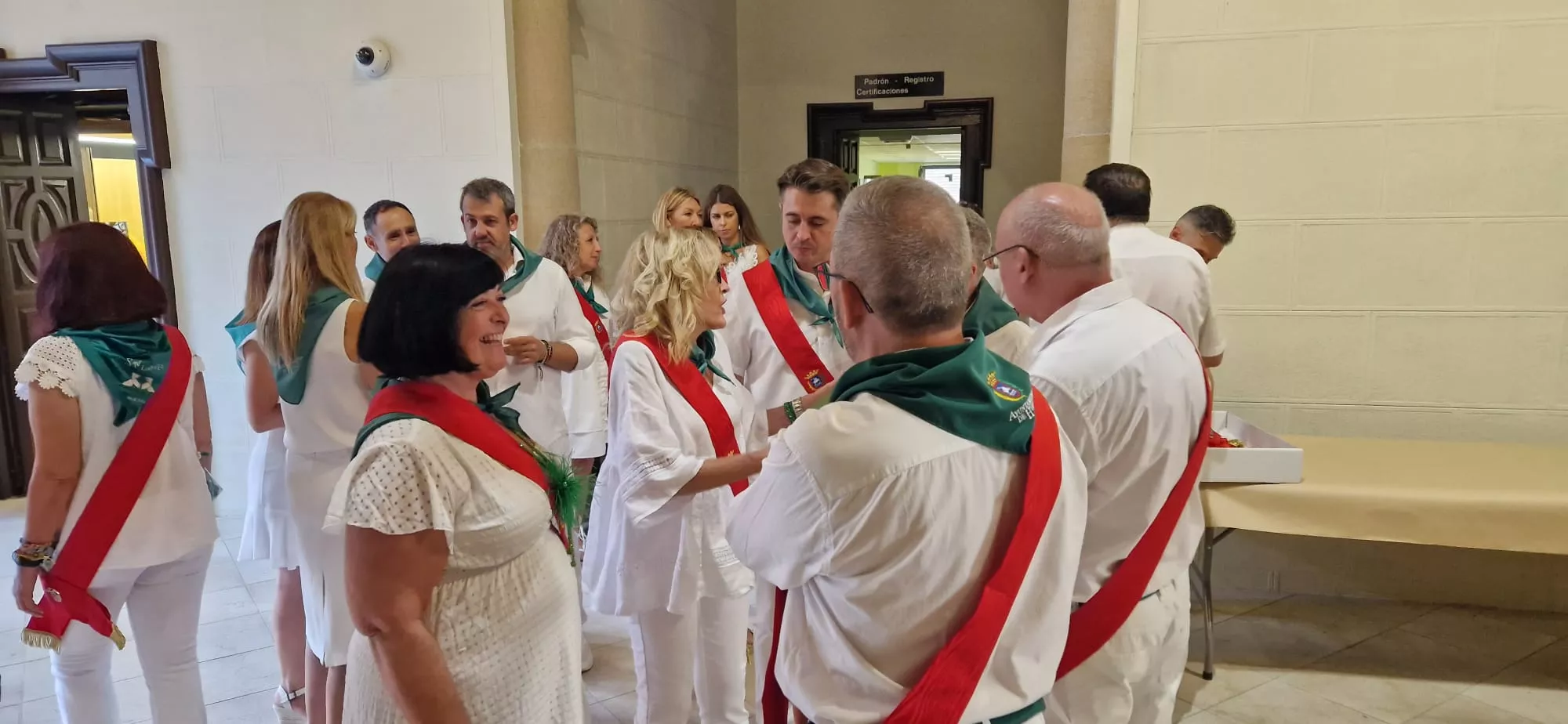 Acto del solemne izado de las banderas en el Ayuntamiento