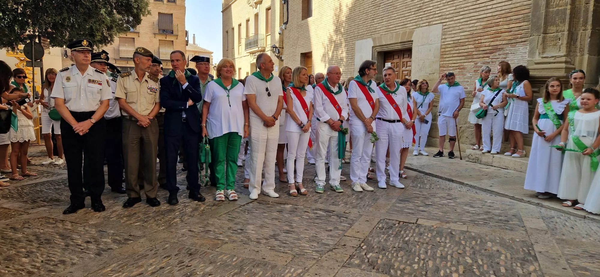 Autoridades en el acto de izado de banderas