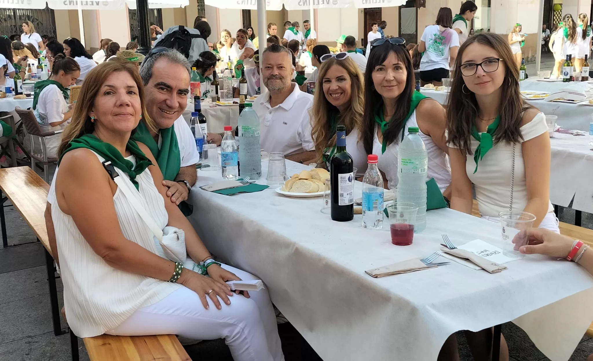 Muchísimo ambiente desde las 8:30 en los establecimientos de Huesca, que cuentan por cientos los servicios