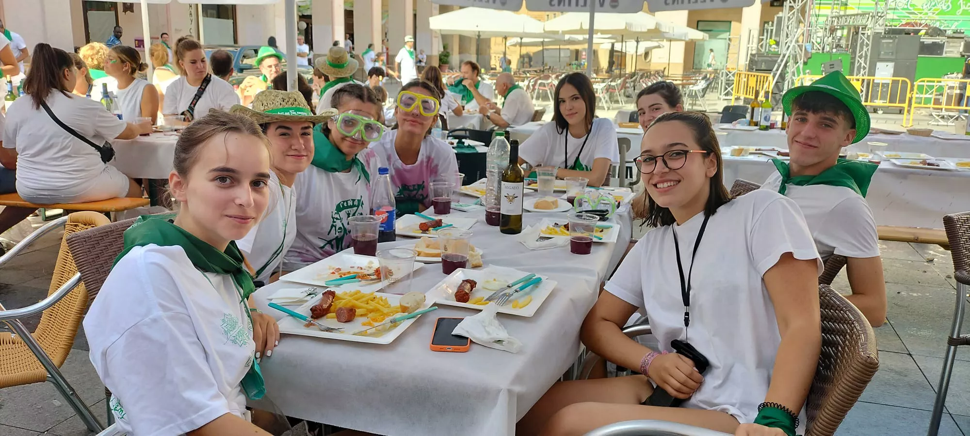 Muchísimo ambiente desde las 8:30 en los establecimientos de Huesca, que cuentan por cientos los servicios
