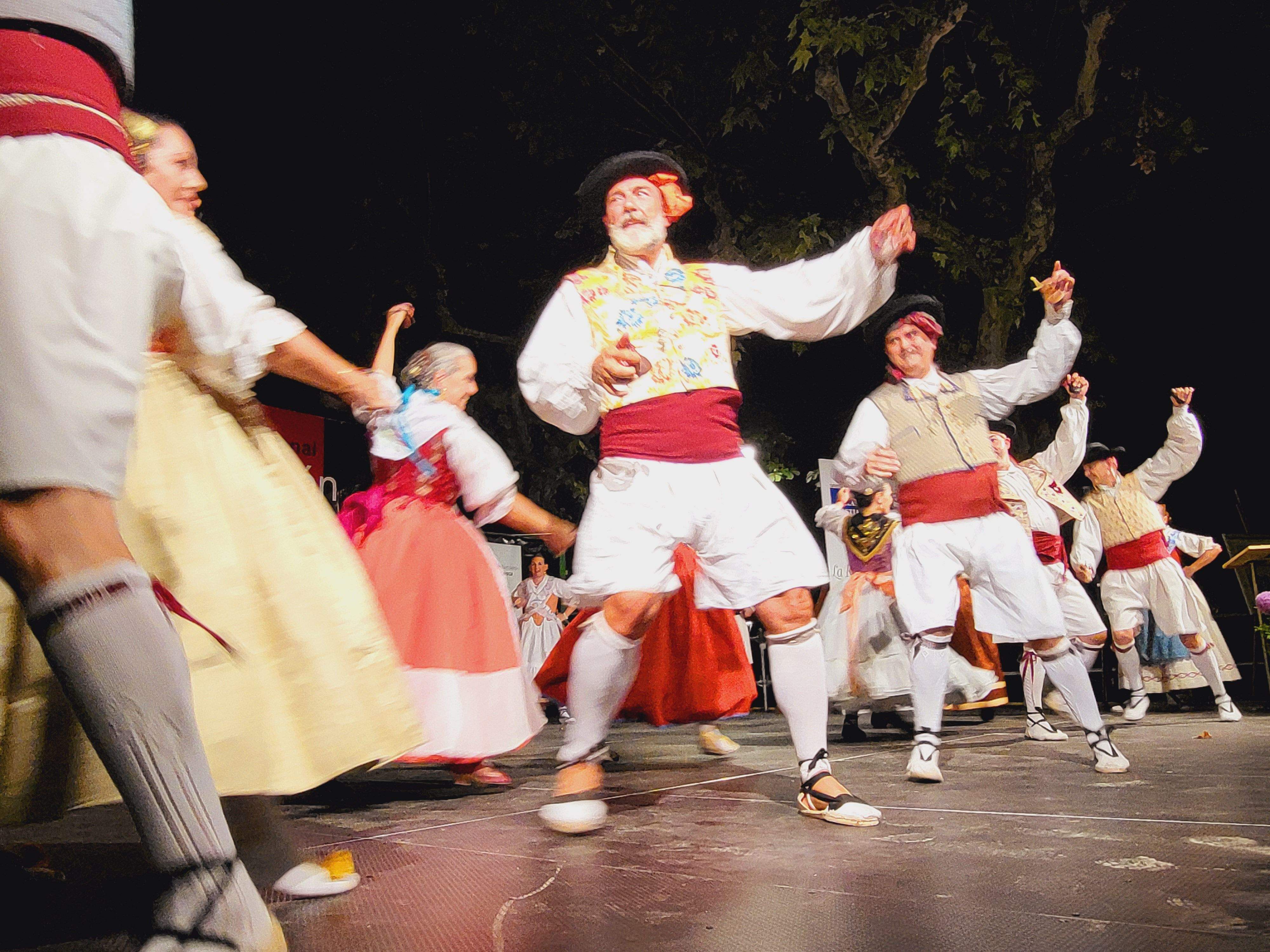 El Grup de danses Realenc de Pycania, que preside actualmente Amparo Iniesta Romero, fue fundado, en el año 1983, por un grupo de amigos que tocaban y bailaban piezas tradicionales de su región desde hacía años. 