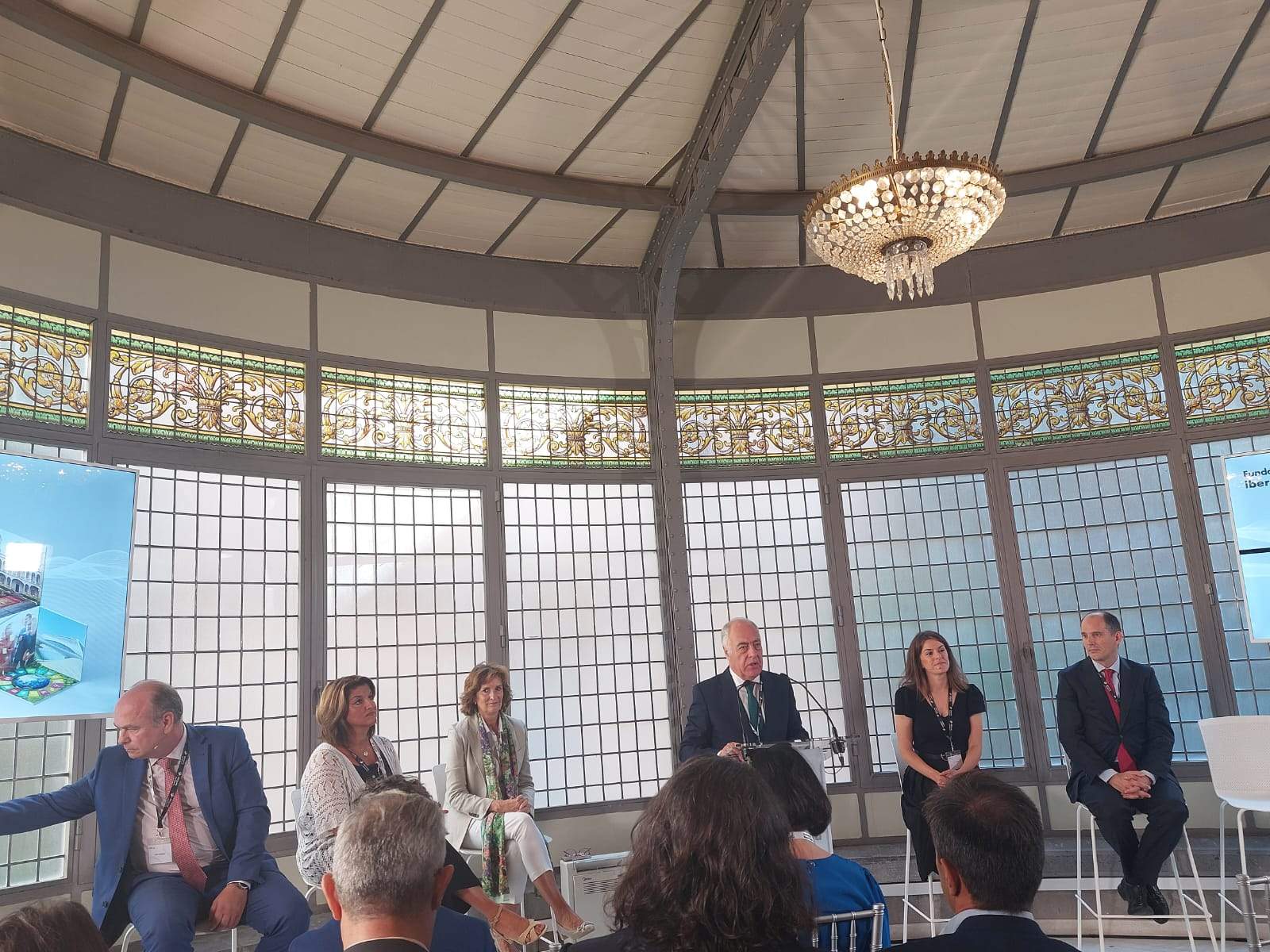 José Luis Rodrigo, rodeado de los jefes de área José Luis Rodrigo, rodeado de los jefes de área