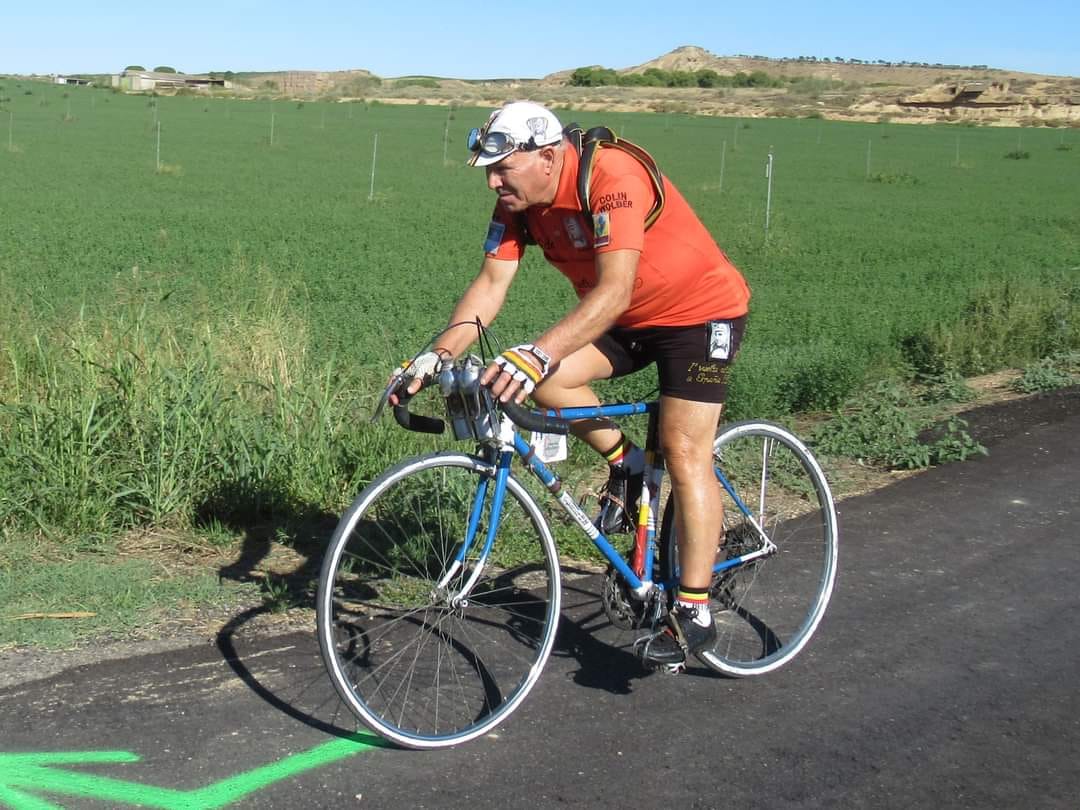 Juan Giménez sobre su bicicleta. Foto: Deporte Cantera Sabiñánigo