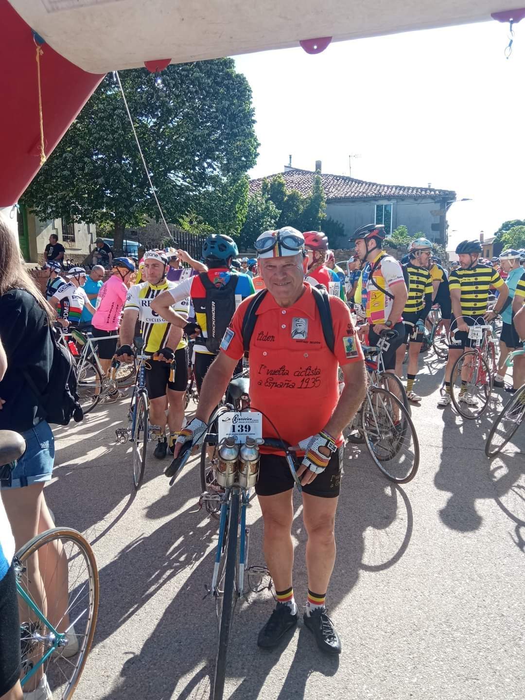 Juan Giménez posa en una de las marchas retro. Foto: Deporte Cantera Sabiñánigo