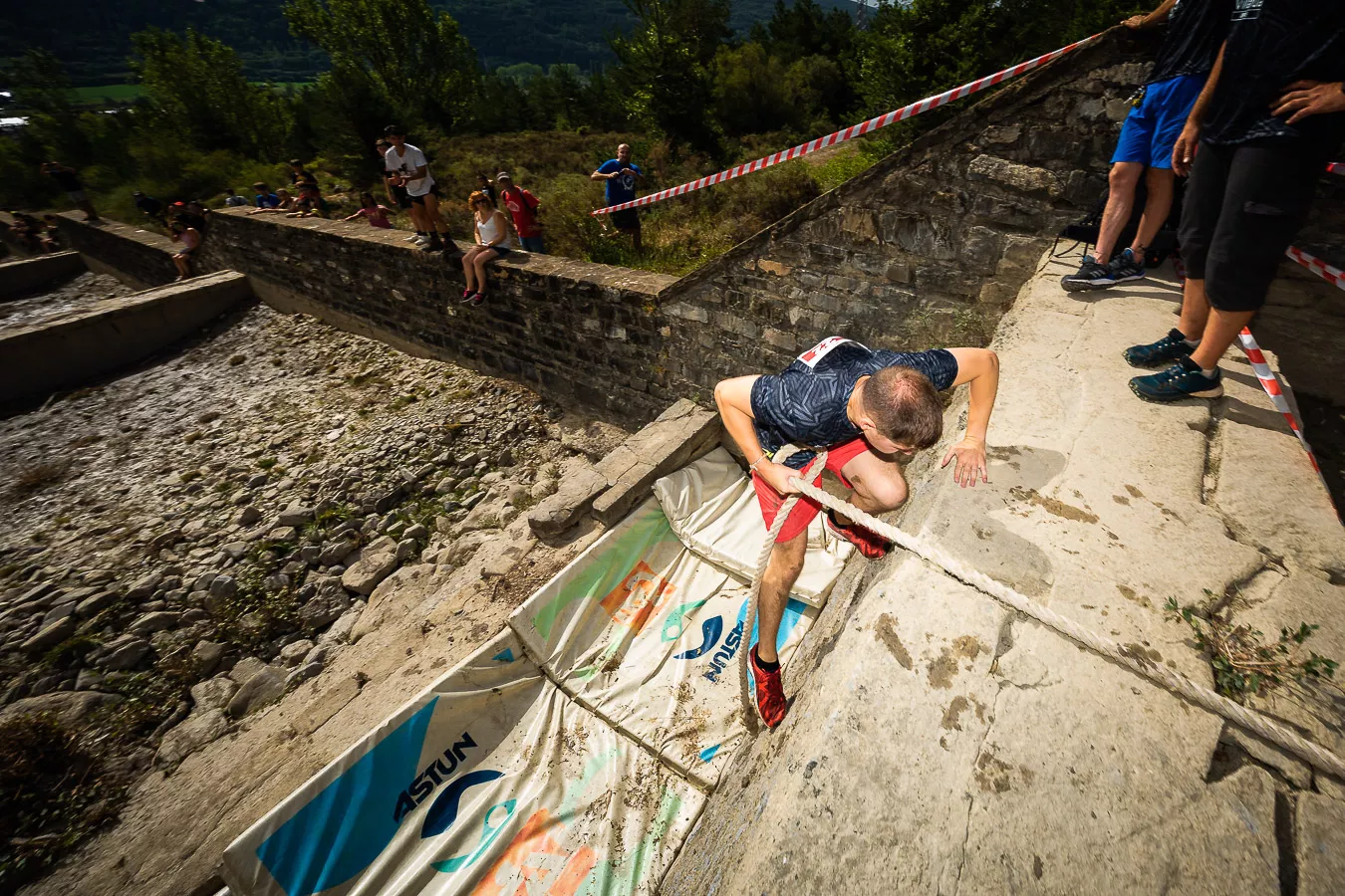 Foto de archivo de la primera edición de “El Muro”.
