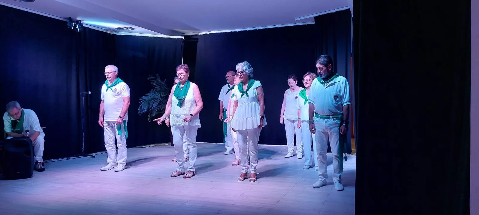 Actuaciones del grupo de teatro y música de la Peña Os Casaus en la Residencia Saturnino López Novoa