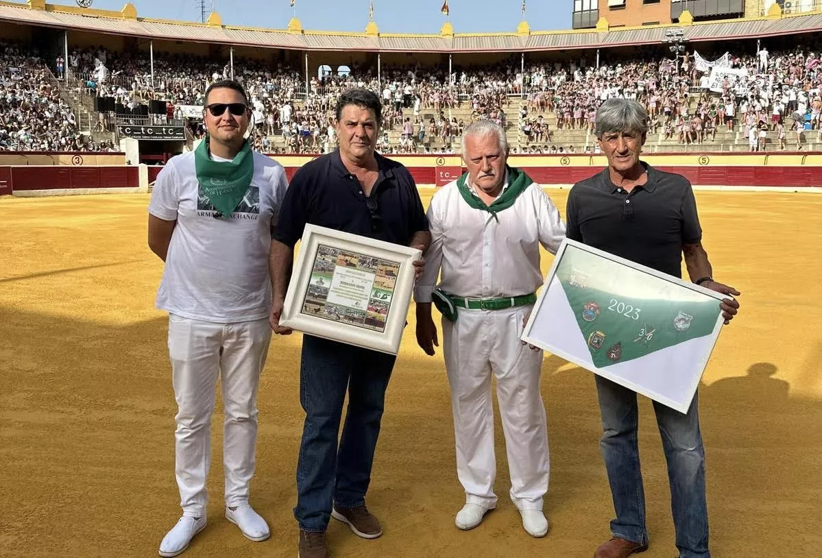 Alberto García y Carlos Jalle entregan un reconocimiento a los Hermanos Ozcoz. 