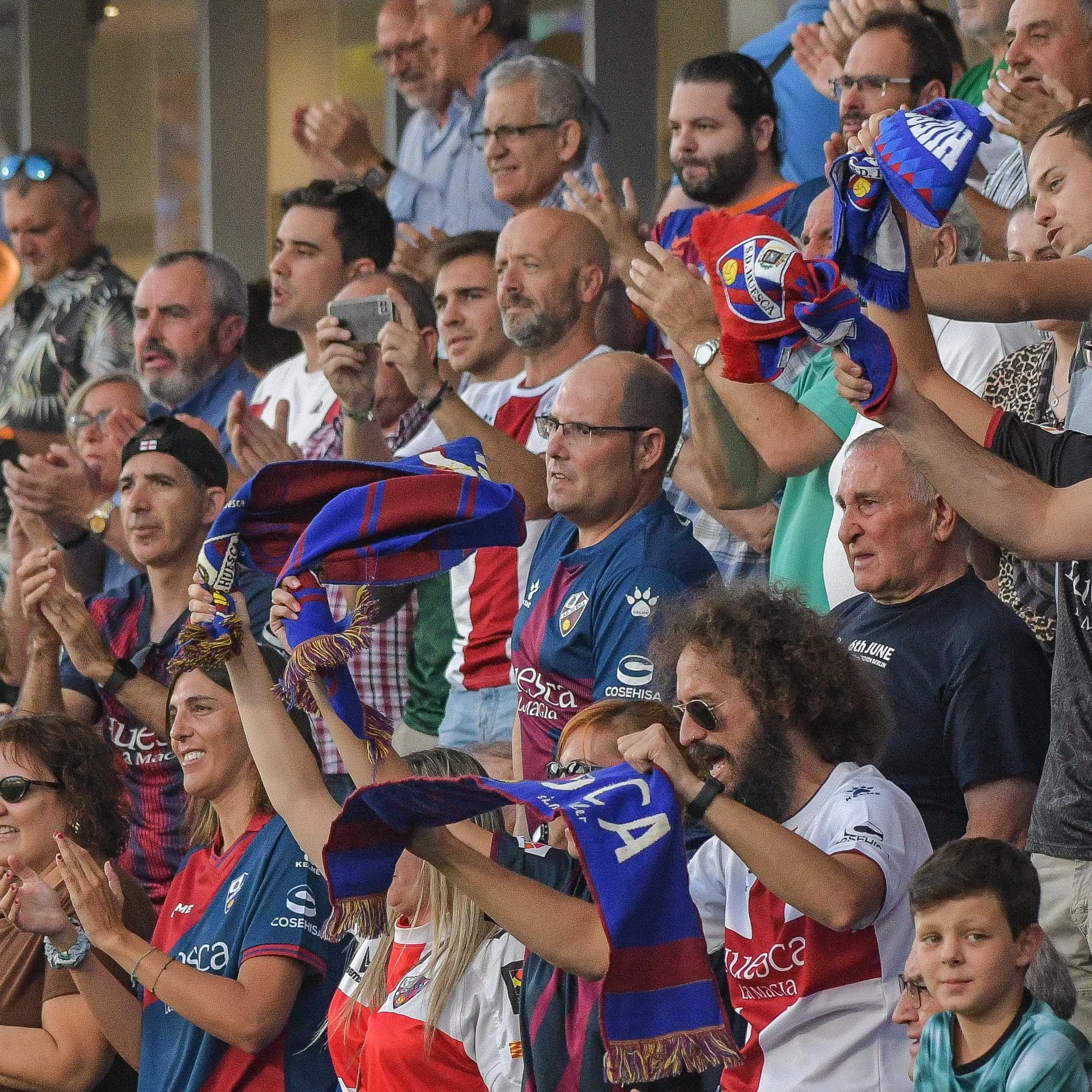 Afición del Huesca en El Alcoraz.