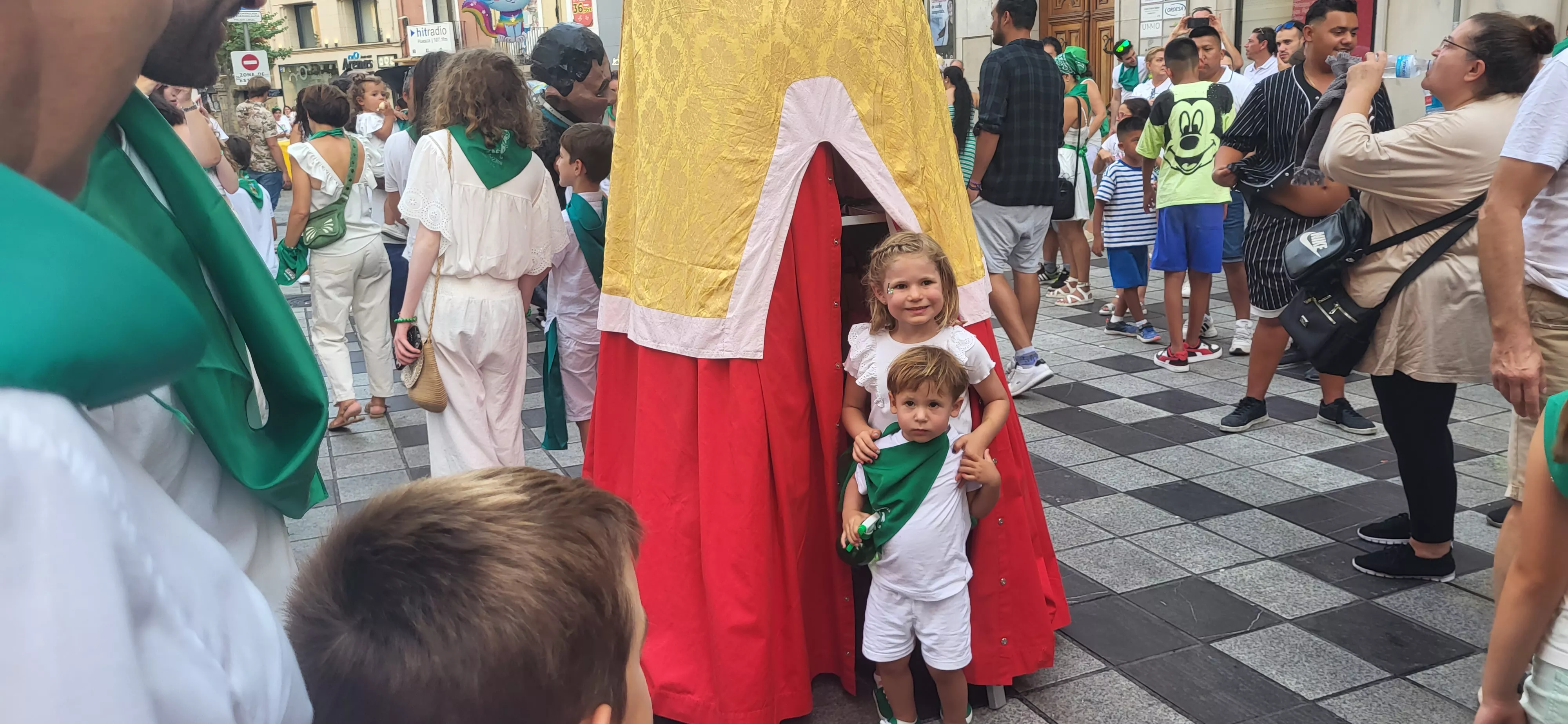  Primera salida de los Gigantes, Cabezudos y Caballicos en San Lorenzo. Foto: Mercedes Manterola