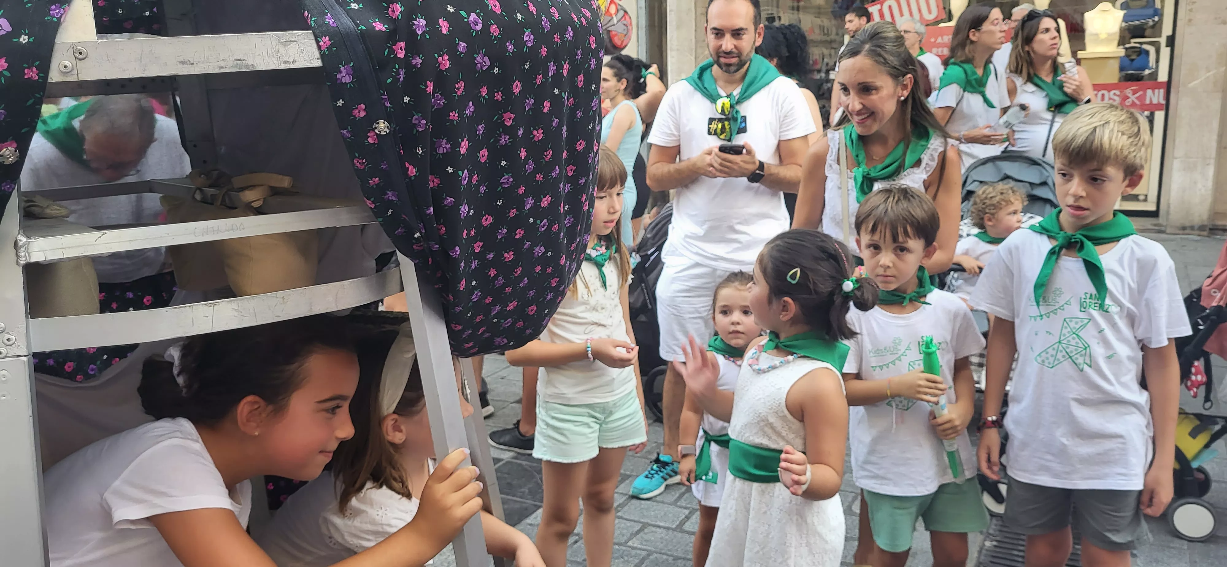  Primera salida de los Gigantes, Cabezudos y Caballicos en San Lorenzo. Foto: Mercedes Manterola