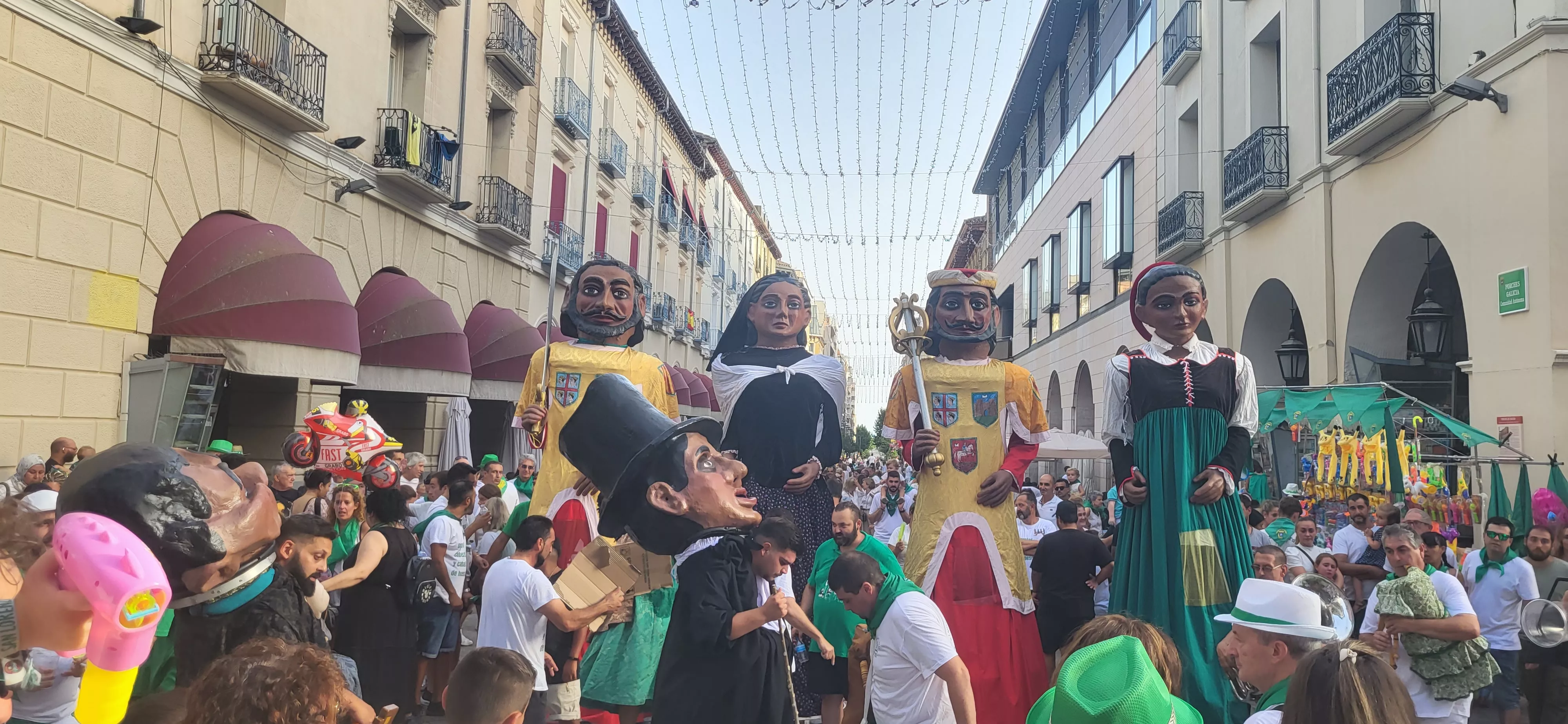  Primera salida de los Gigantes, Cabezudos y Caballicos en San Lorenzo. Foto: Mercedes Manterola