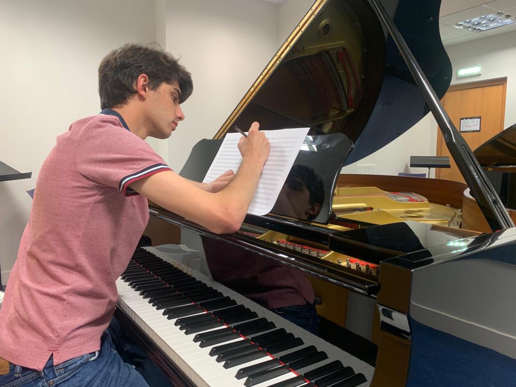 Iñaki Carcavilla, en plena composición.