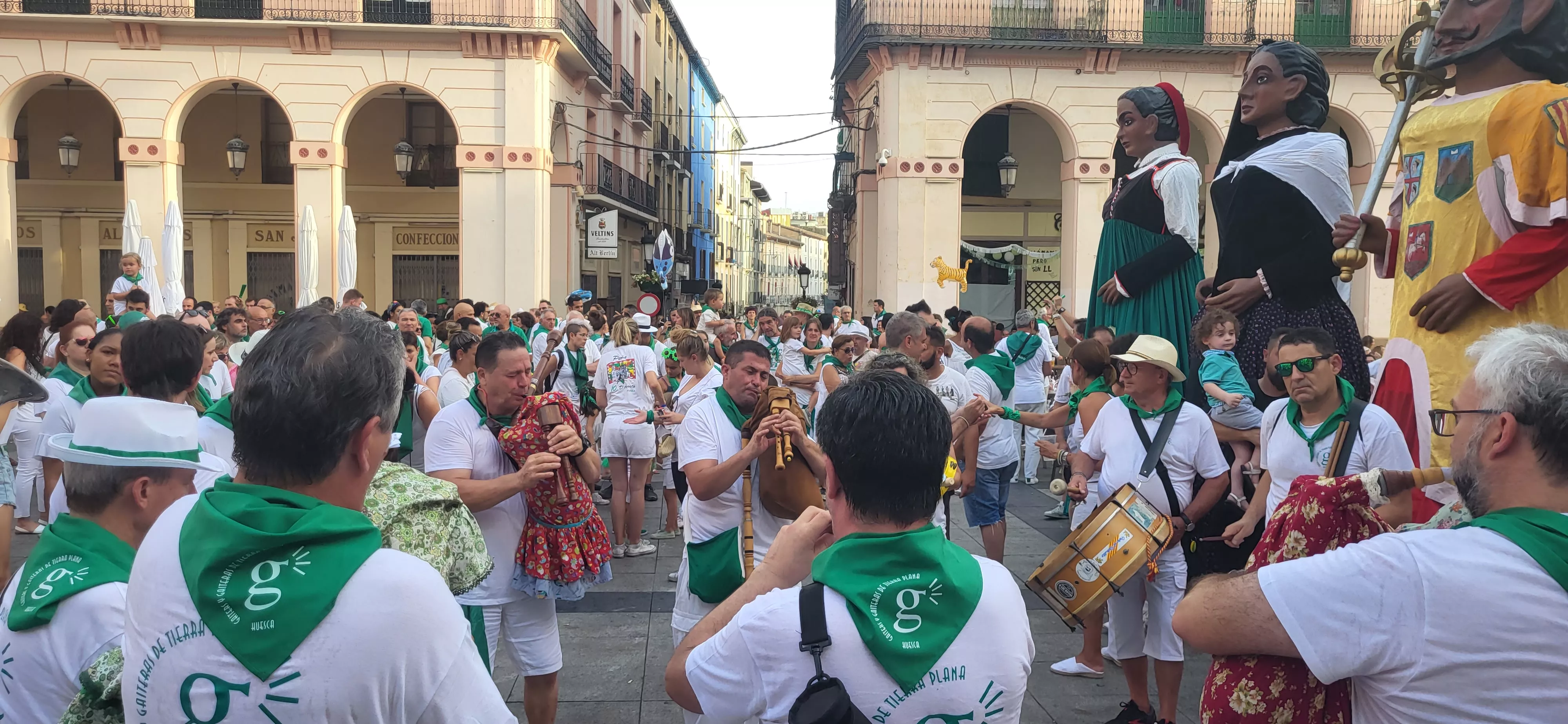  Primera salida de los Gigantes, Cabezudos y Caballicos en San Lorenzo. Foto: Mercedes Manterola