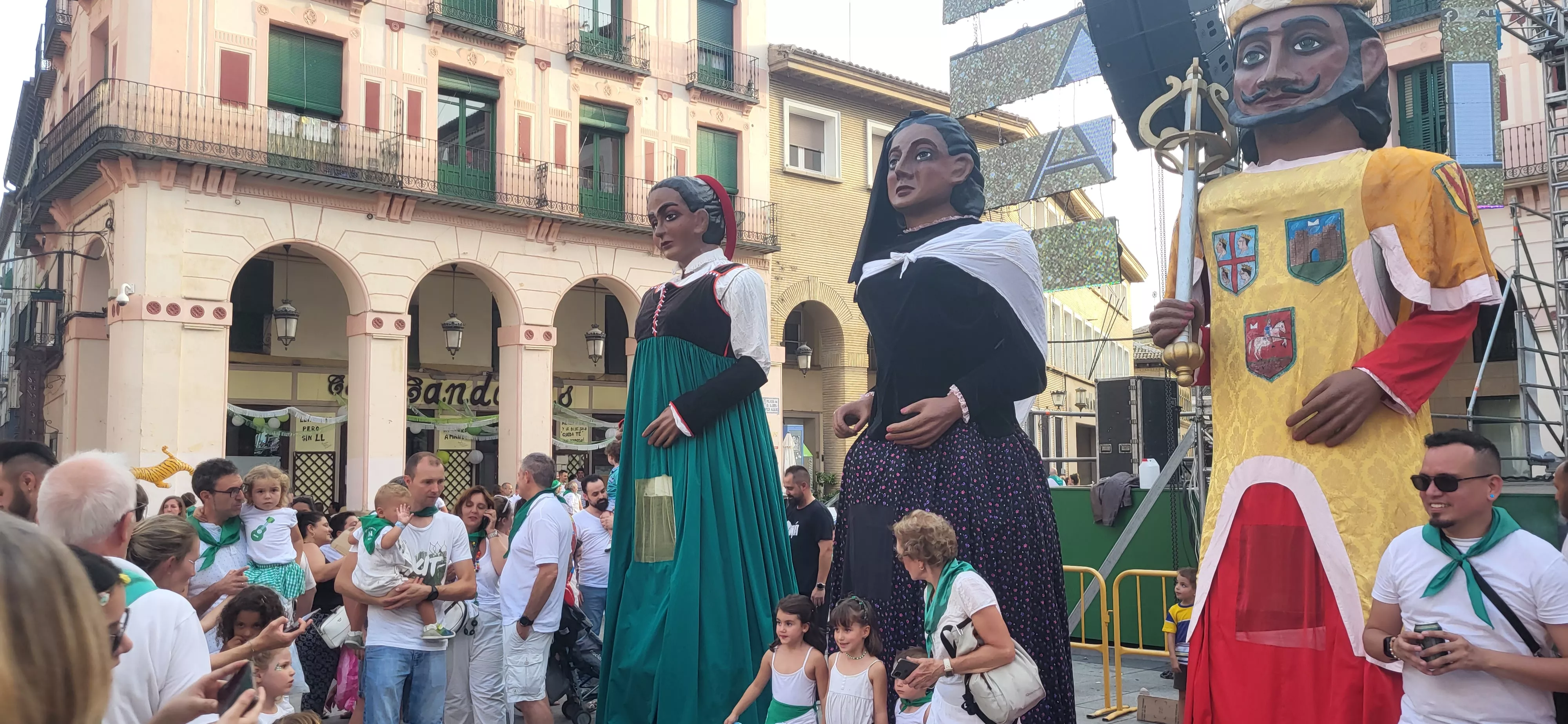  Primera salida de los Gigantes, Cabezudos y Caballicos en San Lorenzo. Foto: Mercedes Manterola