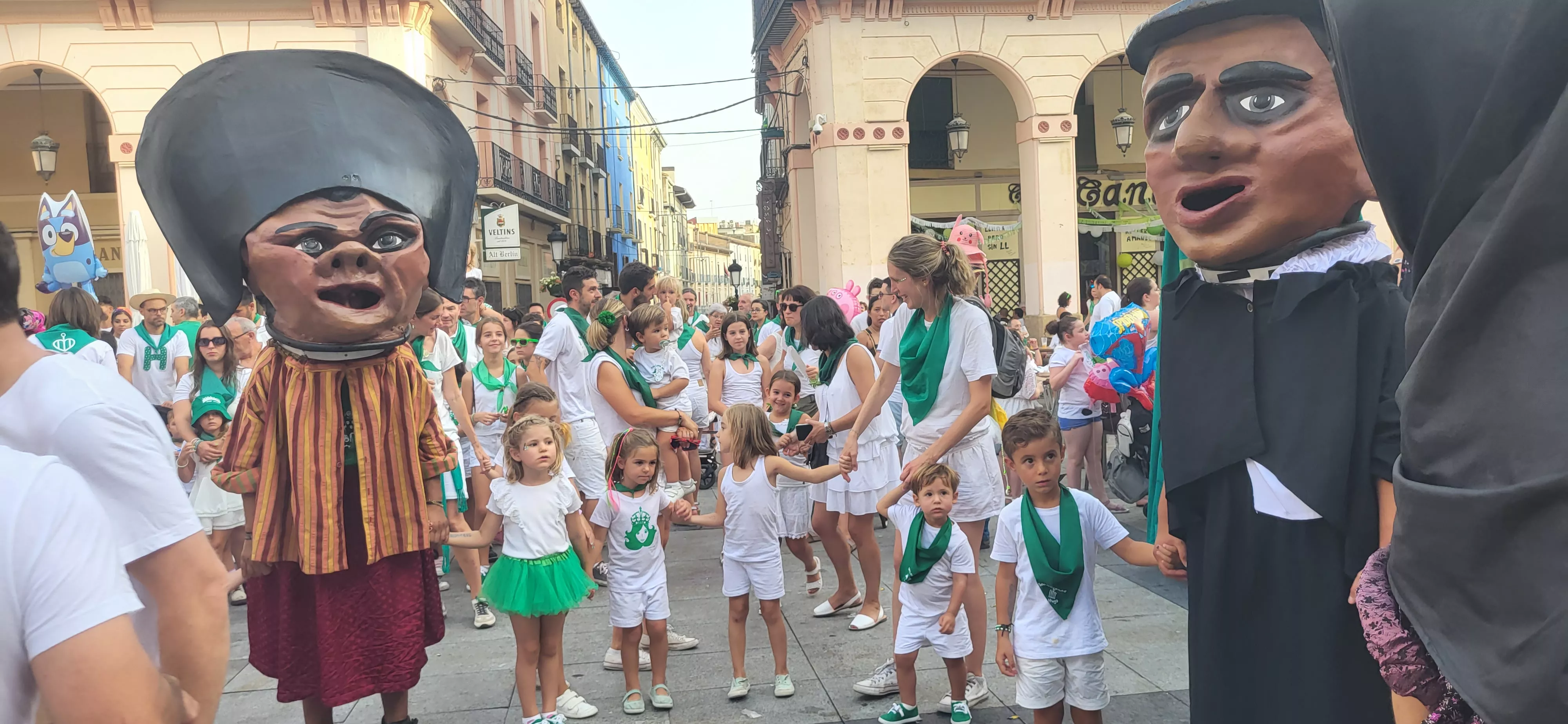  Primera salida de los Gigantes, Cabezudos y Caballicos en San Lorenzo. Foto: Mercedes Manterola