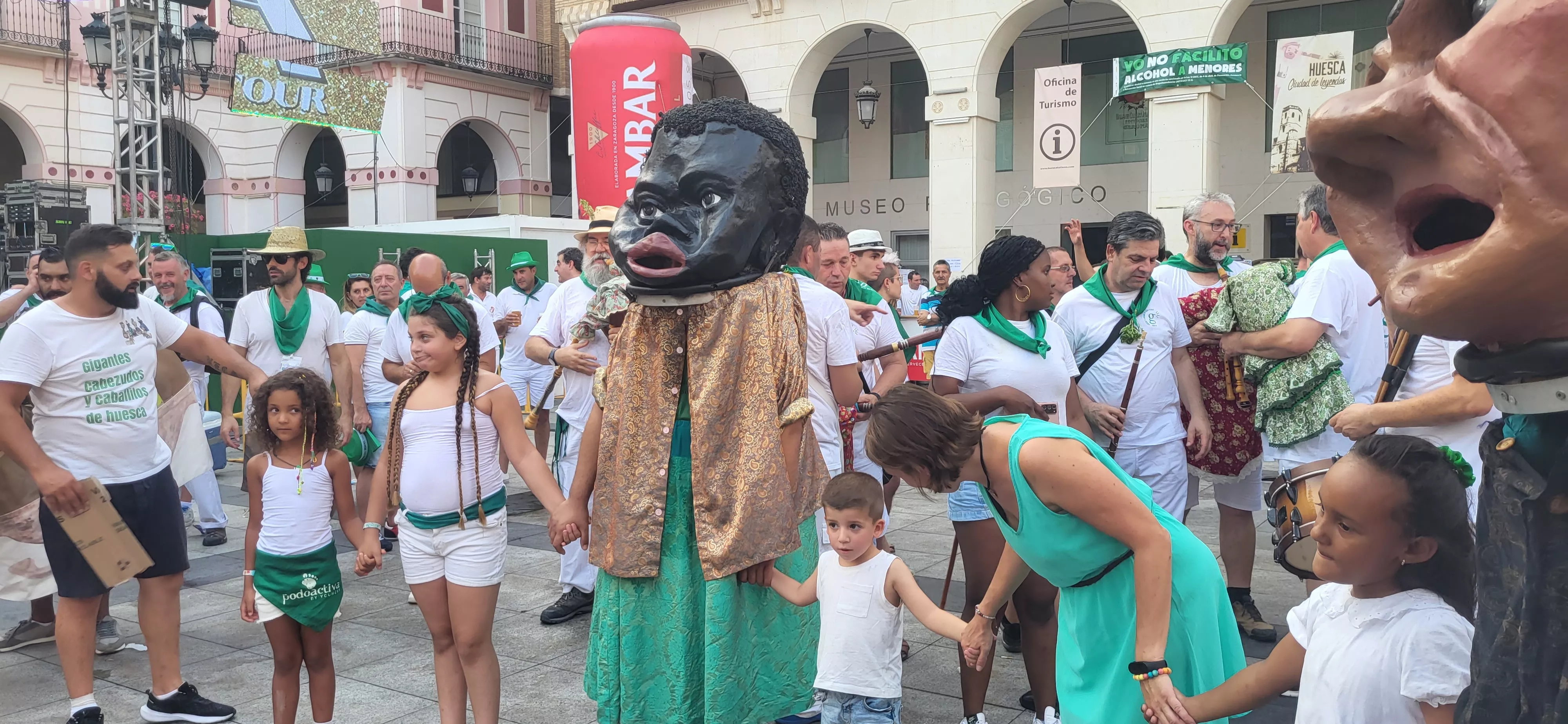 Primera salida de los Gigantes, Cabezudos y Caballicos en San Lorenzo. Foto: Mercedes Manterola