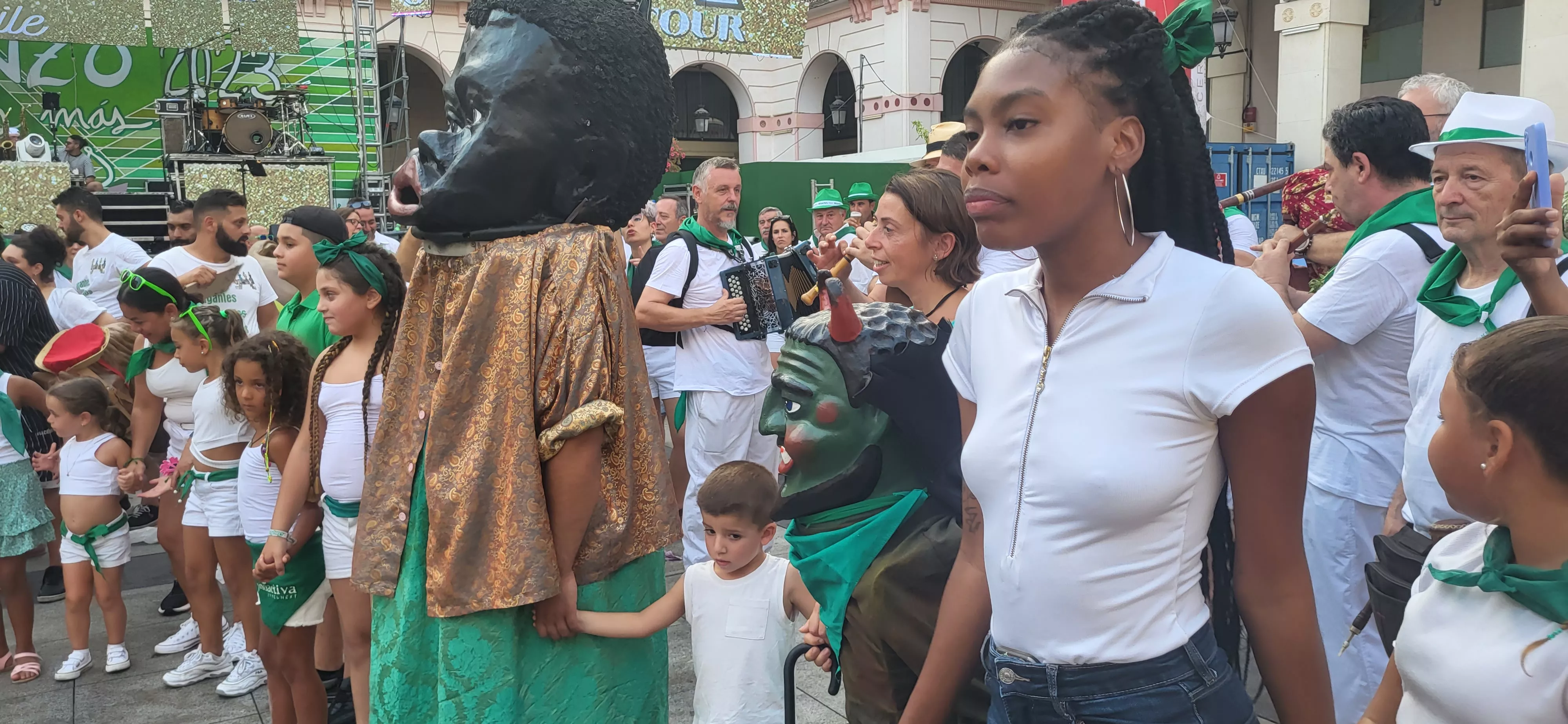  Primera salida de los Gigantes, Cabezudos y Caballicos en San Lorenzo. Foto: Mercedes Manterola
