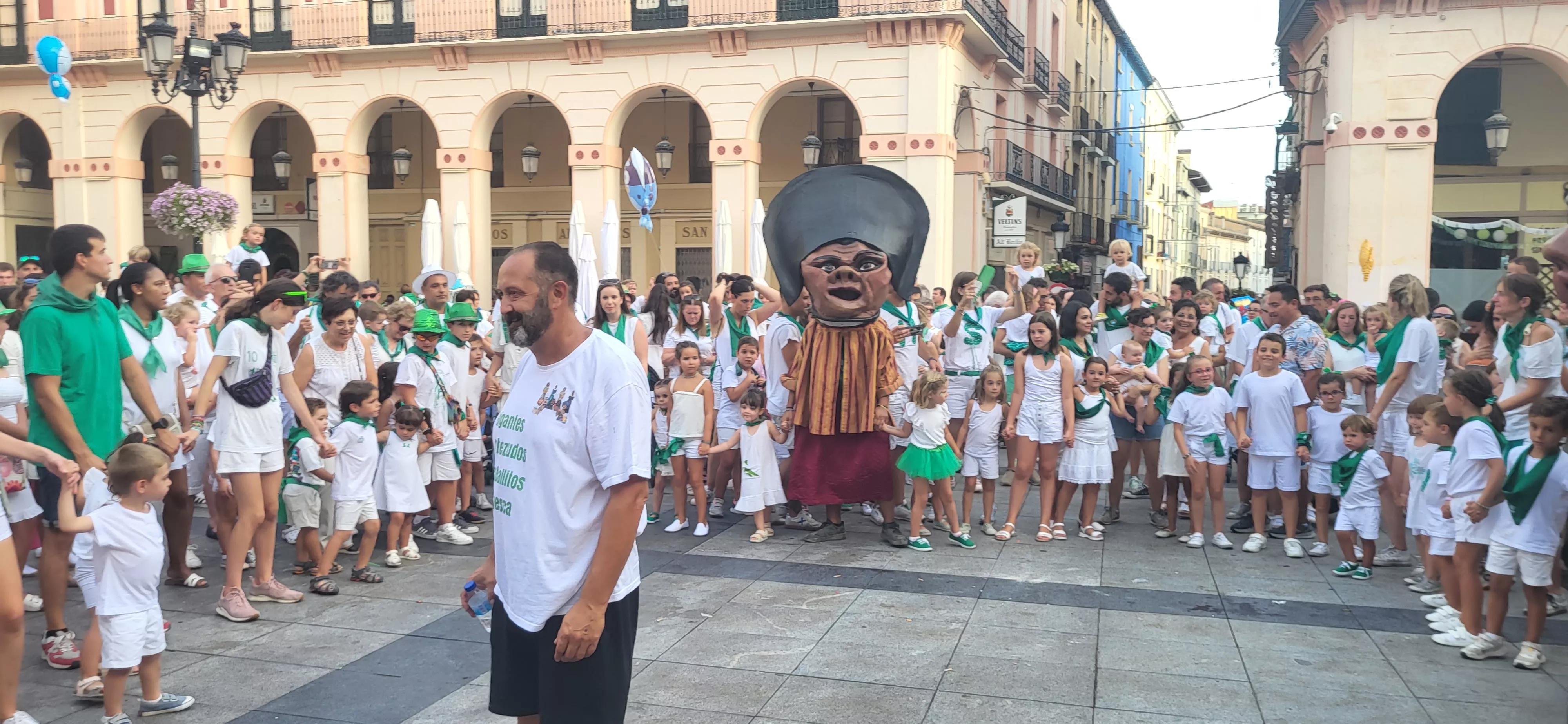  Primera salida de los Gigantes, Cabezudos y Caballicos en San Lorenzo. Foto: Mercedes Manterola