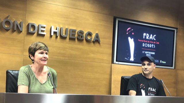 Olga Brosed, alcaldesa de Robres y Jorge Ignacio Rodríguez, coordinador de ARTmosfera.