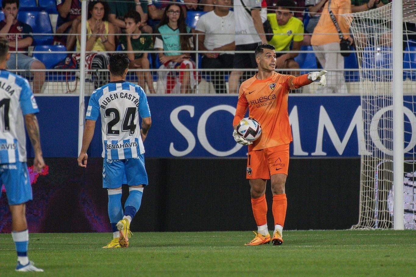Andrés Fernández da órdenes en el partido contra el Málaga, al que detuvo un penalti.