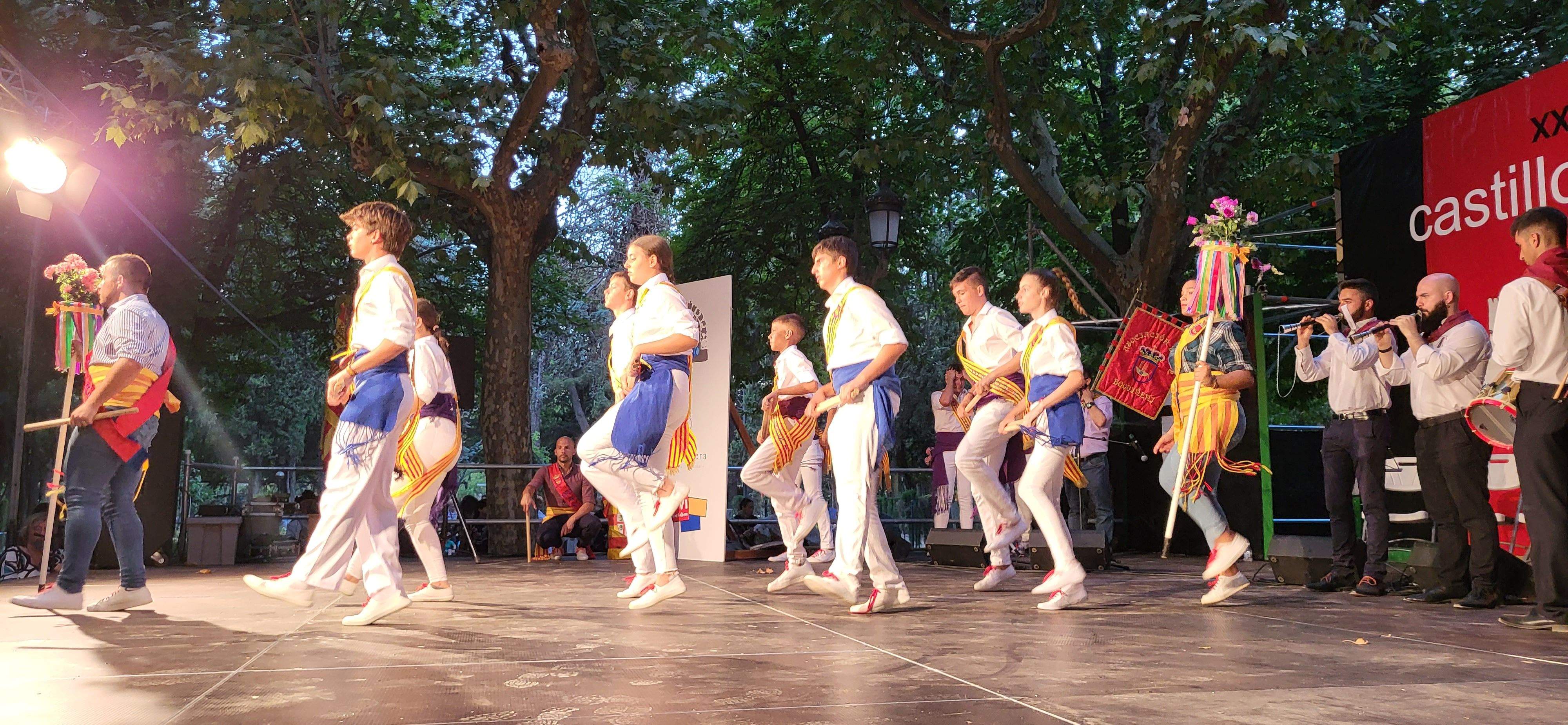 De esos indianos, que vestían de blanco como en la isla cubana, procede la actual indumentaria de los danzantes, que, con el tiempo, ha ido sumando símbolos aragoneses. 